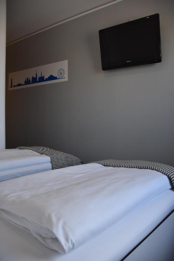 Hb1 Budget Hotel - Contactless Check In Wiener Neudorf Extérieur photo