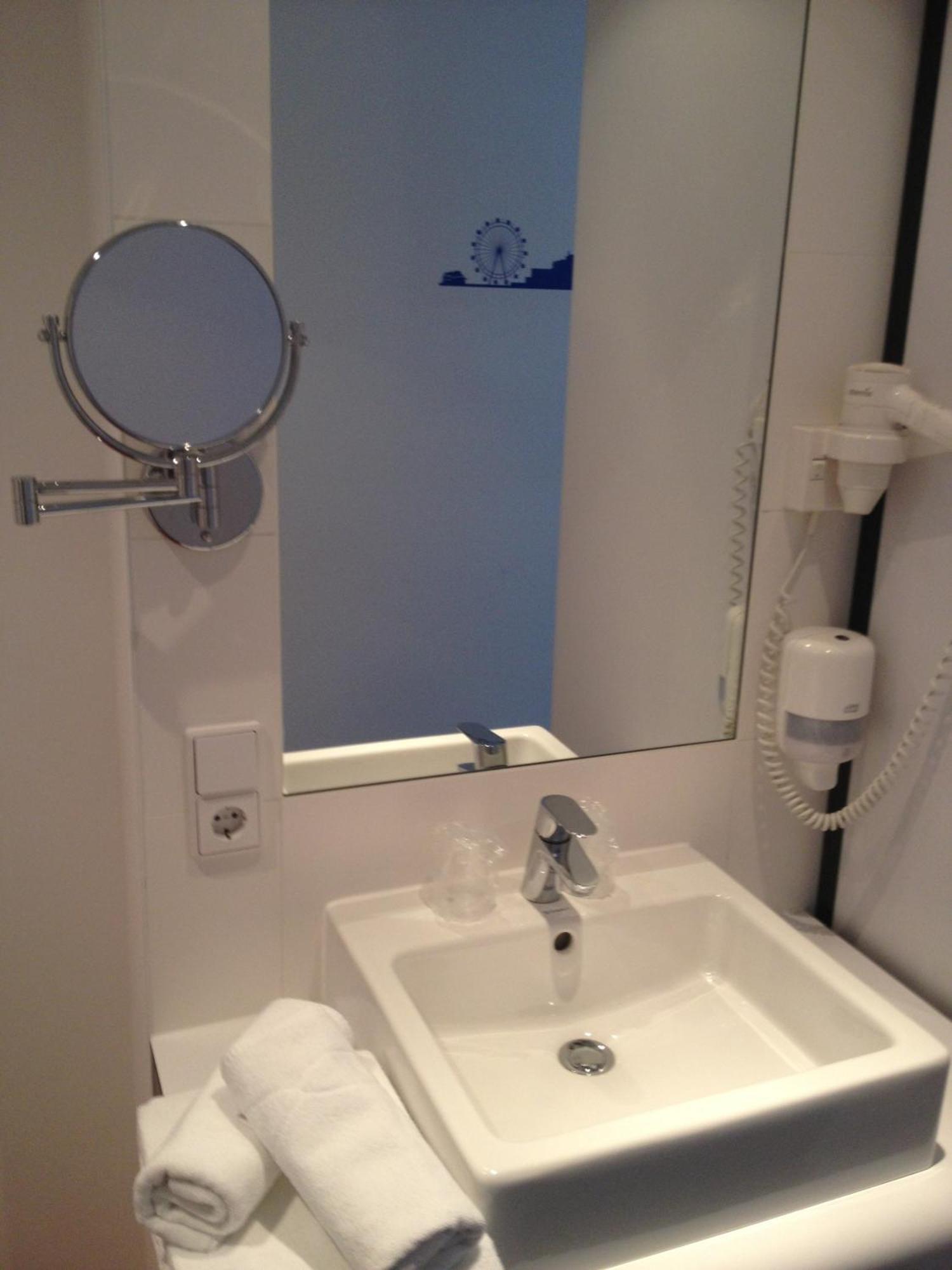 Hb1 Budget Hotel - Contactless Check In Wiener Neudorf Extérieur photo