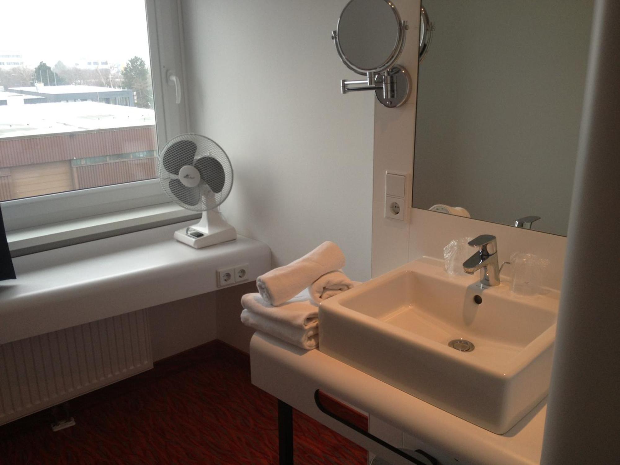 Hb1 Budget Hotel - Contactless Check In Wiener Neudorf Extérieur photo