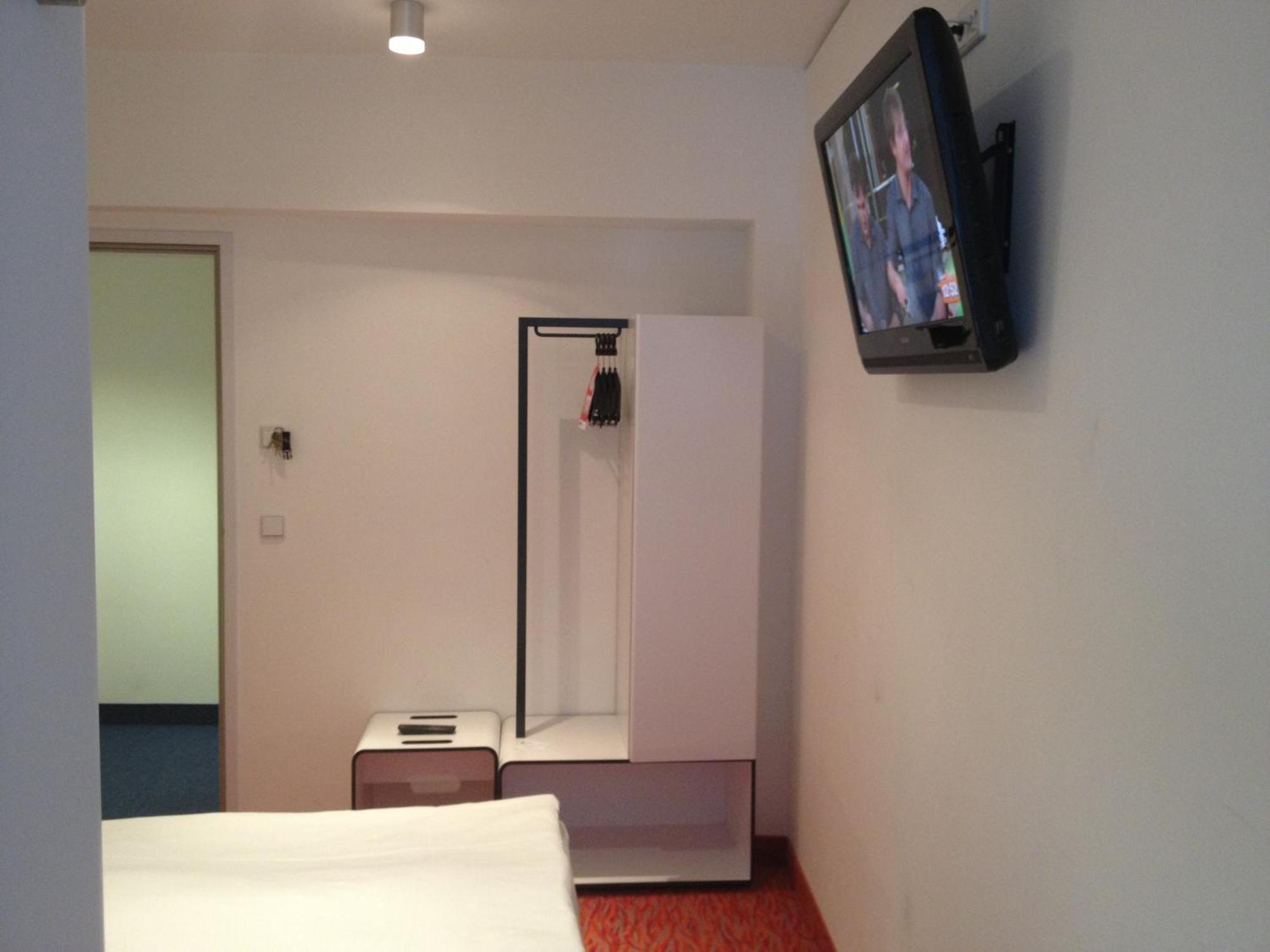 Hb1 Budget Hotel - Contactless Check In Wiener Neudorf Extérieur photo
