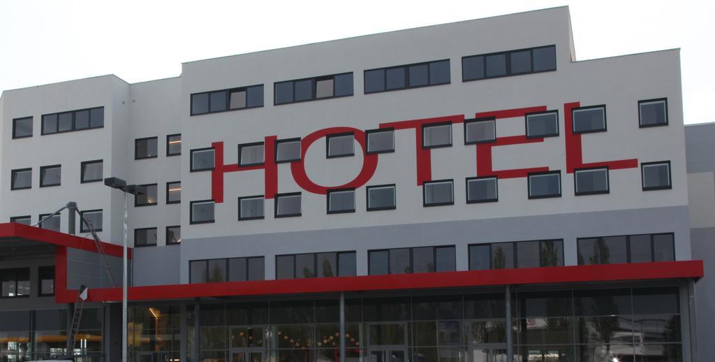 Hb1 Budget Hotel - Contactless Check In Wiener Neudorf Extérieur photo