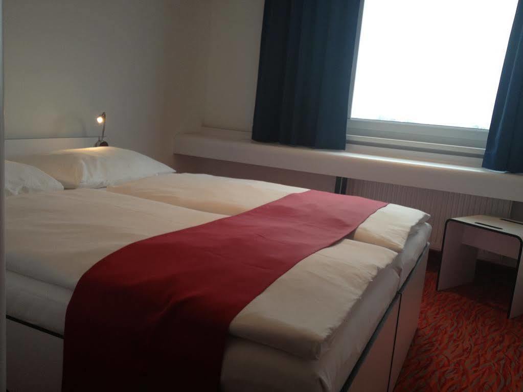 Hb1 Budget Hotel - Contactless Check In Wiener Neudorf Extérieur photo