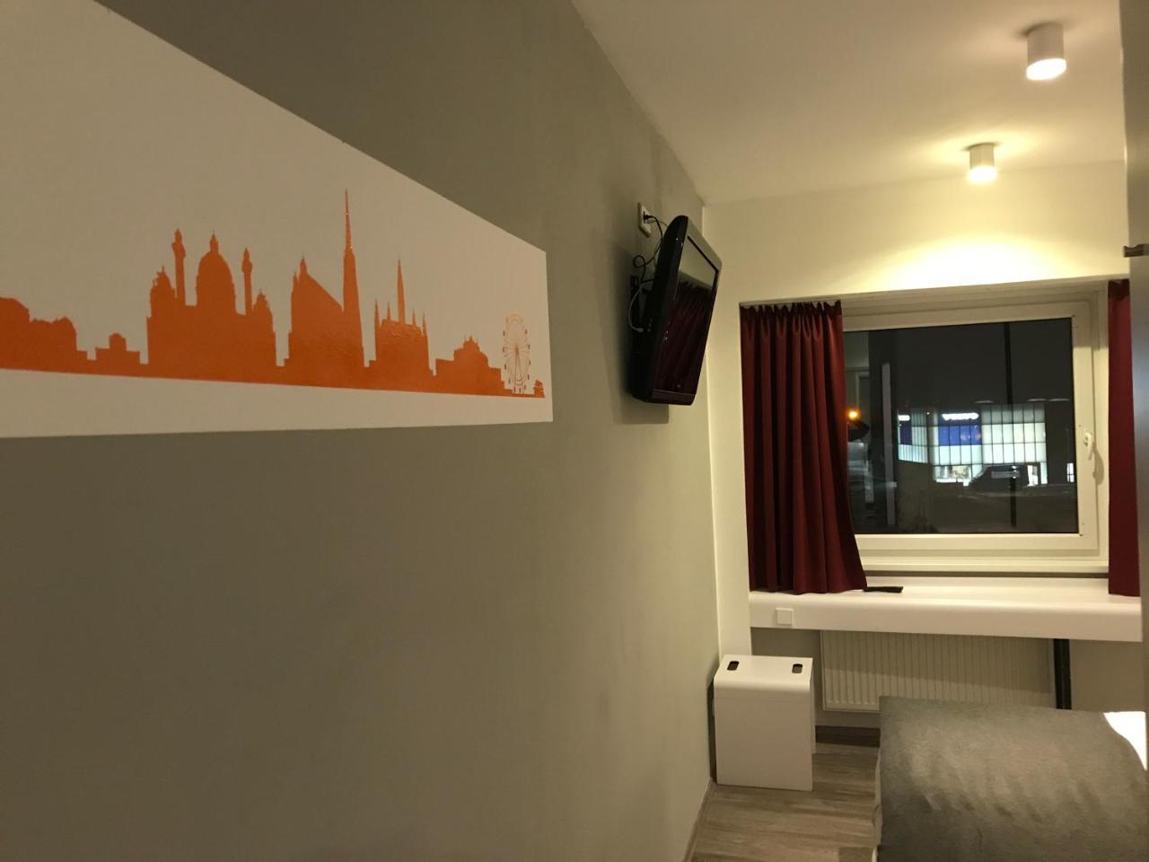 Hb1 Budget Hotel - Contactless Check In Wiener Neudorf Extérieur photo